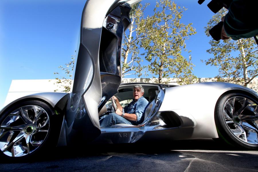  Jaguar C-X75 Concept and Jay Leno 2010 года  (фото 3 из 11)